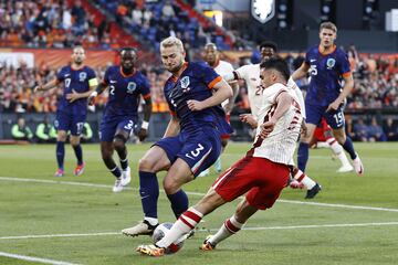 De Ligt defiende un acercamiento de Eustaquio en el primer amistoso de preparación para la Eurocopa ante Canadá.