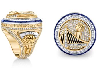 El Oracle Arena se visti車 de gala para el arranque de la temporada NBA: los Warriors recibieron sus anillos de campeones y alzaron otra bandera al techo del pabell車n. Arranc車 la temporada 2017-18.