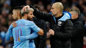 Pep Guardiola saluda a Ag&uuml;ero en un cambio durante el Manchester City-Manchester United. 