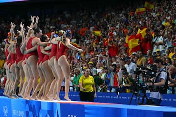 Las waterpolistas españolas celebran su triunfo en La Defense Arena.