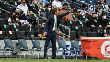 El entrenador de Santos Laguna, Jorge Almada.