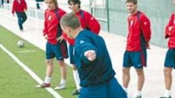 <b>ENSAYÓ CON LOS JUVENILES. </b>Pantic presentó la escuela junto a Toni y Torres. Pero antes se entrenó con los juveniles de Estebaranz y demostró sus habilidades a balón parado. Los chavales le idolatran.