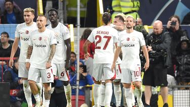 Los jugadores del Galatasaray celebran un gol frente al Manchester United.