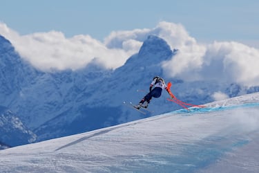 Tras el choque, Lindsey Vonn pierde el equilibrio y comienza su caída.

