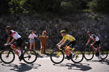 Tadej Pogacar con el jersey amarillo liderando el Tour. 