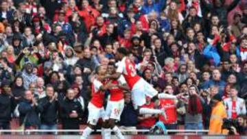 Walcott celebra un gol durante la última Emirates Cup junto a Jeff Reine Adelaide y Chuba Akpom.