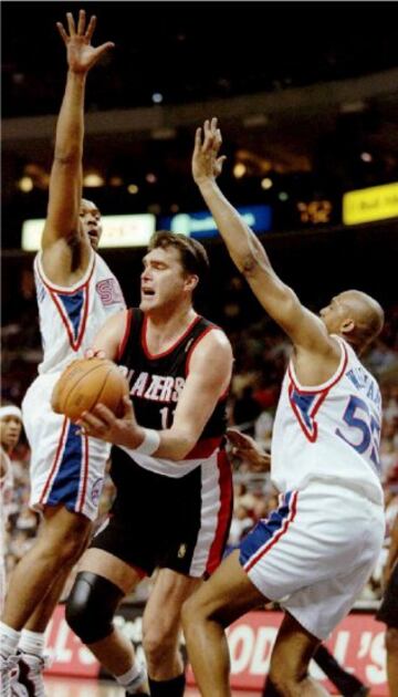 22/02/1997. Partido contra Philadelphia 76er's.
Después del Real Madrid, fichó por Portland Trail Blazers en 1995. Su primera etapa en la NBA duró hasta 2001. Posteriormente jugó una temporada más, en la 2002-2003.
 