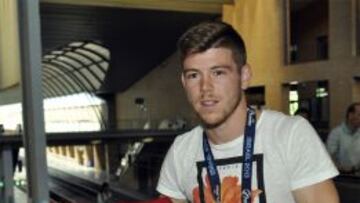 Alberto Moreno posa con la camiseta de la selección española.