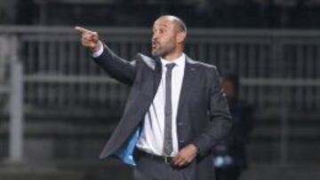 Nuno da indicaciones durante el partido.