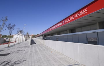 Así es el Centro Deportivo Wanda Alcalá de Henares, la nueva sede del conjunto rojiblanco situada al nordeste de Madrid. Varios equipos de su Academia comenzarán a entrenarse en estas nuevas instalaciones rojiblancas. En el recinto hay cuatro campos de fútbol-11 y otros más de fútbol-7. Se completa con una tienda oficial del club, una cafetería, gimnasio para los jugadores, una gran zona médica, oficinas para la Academia, aulas de estudio para los chicos y chicas y más de 30 vestuarios.