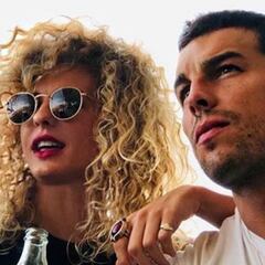 Mario Casas 'se pasa a la mafia' en su última foto con su hermana en México