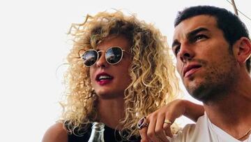 Mario Casas 'se pasa a la mafia' en su ¨²ltima foto con su hermana en M¨¦xico