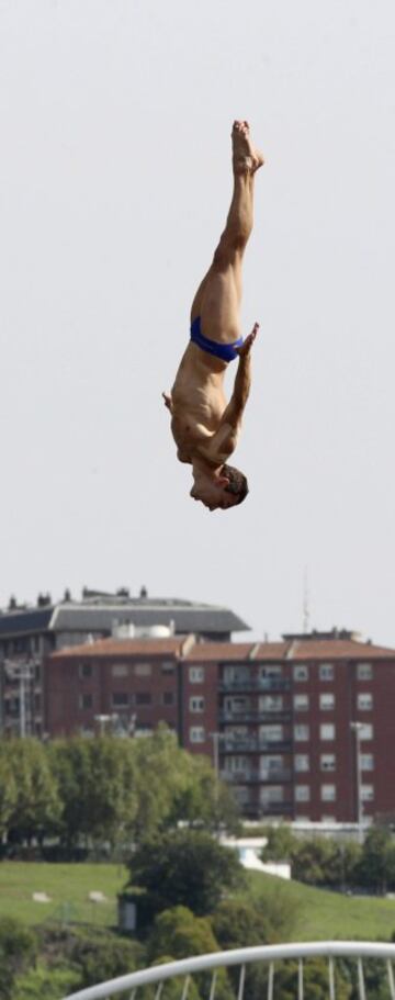 El clavadista checo Michal Navratil durante la ronda clasificatoria para la final de la prueba del 'Red Bull Cliff Diving 2015' de Bilbao. 