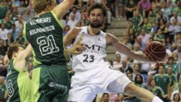 Sergio Llull dobla el bal&oacute;n ante Kuzminskas.