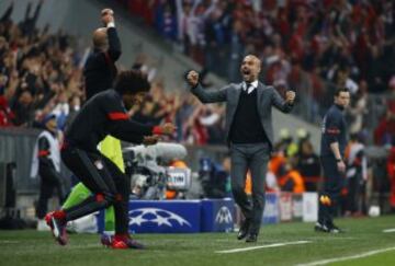 Guardiola celebra el quinto gol de su equipo.