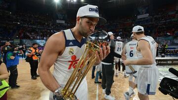 Felipe Reyes besa la Copa del Rey.