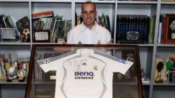 <b>DEVOCIÓN POR EL CAPITÁN. </b>Javi Muñoz tiene 15 camisetas de Raúl y 42 fotos de su ídolo.