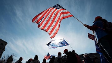 Washington (United States), 14/11/2020.- Supporters of US President Donald J. Trump gather to support his legal challenges to the 2020 presidential election, in Freedom Plaza, in Washington, DC, USA, 14 November 2020. US President Donald J. Trump has refu