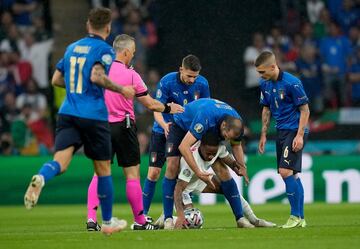 Raheem Sterling con Giorgio Chiellini.