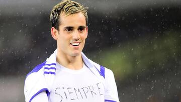 Juanmi celebra el gol en homenaje a Pablo Ráez.