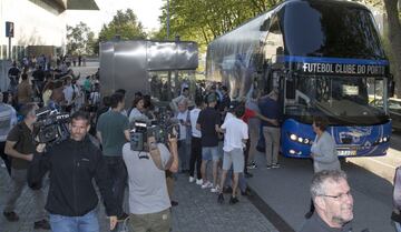 La plantilla de los Dragones Azules estuvo en el Hospital CUF de Oporto visitando a su portero Iker Casillas.