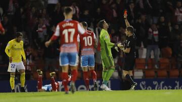 El árbitro del Lugo-Cádiz mantuvo la roja a Cifu pese a que anuló la jugada en el VAR