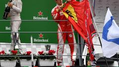 Vettel con la bandera de Ferrari.