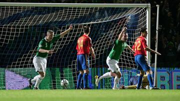 Stephen Craigan y James Quinn celebran un gol ante Xabi Alonso y Pablo Ib&aacute;&ntilde;ez durante la victoria de Irlande del Norte ante Espa&ntilde;a por 3-2 en la fase clasificatoria para la Eurocopa de 2008.