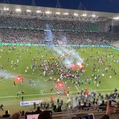 Nueva vergüenza en Francia con los ultras: arrojan bengalas a sus jugadores por bajar a segunda