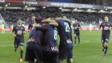 Bastón, ovacionado, y Adrián lanzan al Eibar hacia Europa