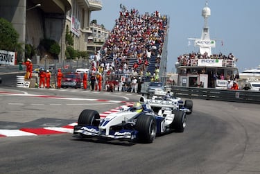 Por el contrario, hay otro ejemplo de lo que también puede pasar en el extremo contrario de hacer una carrera en Mónaco. Que sea difícil adelantar es una cosa, pero que no haya ni un solo adelantamiento en pista en toda la prueba es otra, pues eso es precisamente lo que pasó en 2003. Era la primera vez en la historia de la F1 que ocurría algo así, pero desde entonces se ha repetido cuatro veces: en Indianápolis 2005, Valencia 2009, Mónaco 2021 y Spa 2021. Tiene mérito que Montoya ganase saliendo tercero…