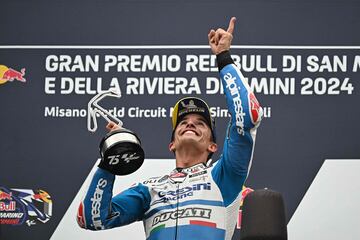 Marc M¨¢rquez celebra en el podio su victoria en el GP de San Marino. Dedicando la victoria a Fausto Gresini, fundador del equipo de M¨¢rquez.