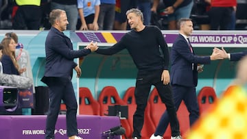 Hansi Flick, con Luis Enrique en el partido que les enfrentó en el Mundial de 2022.