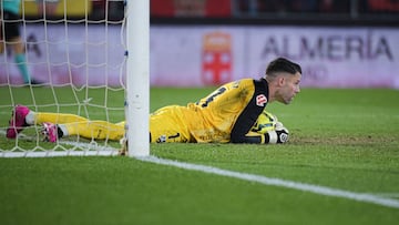 Dani Jiménez de tiene un balón.