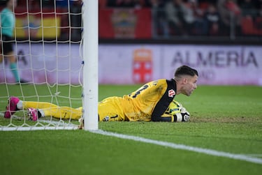 무실점을 유지하는 것은 모든 골키퍼에게 성공이며, 골이 너무 많은 알메리아 팀을 상대한다면 말이죠. Danny Jimenez는 6스탑의 뛰어난 성과를 달성하기 위해 많은 땀을 흘려야 했습니다. 그의 두 번째 연속 클린 시트.