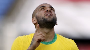 Dani Alves celebra la victoria de Brasil.