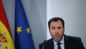 El ministro de Transportes y Movilidad Sostenible, Óscar Puente, durante la rueda posterior al Consejo de Ministros en el Palacio de la Moncloa, a 27 de enero de 2026, en Madrid (España). El Gobierno ha aprobado este martes un mecanismo de indemnizaciones dotado de 20 millones de euros para las víctimas de los accidentes ferroviarios ocurridos hace 9 y 7 días en Adamuz (Córdoba) y Gelida (Barcelona), respectivamente, en los que 46 personas perdieron la vida y otras 164 resultaron heridas. También ha aprobado una regularización extraordinaria de migrantes por real decreto tras un acuerdo entre PSOE y Podemos.
27 ENERO 2026
Alejandro Martínez Vélez / Europa Press
27/01/2026