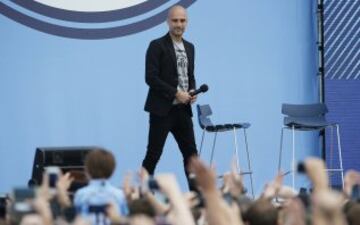 Pep Guardiola habló ante una multitud que le esperaba en el City Football Academy en Manchester.