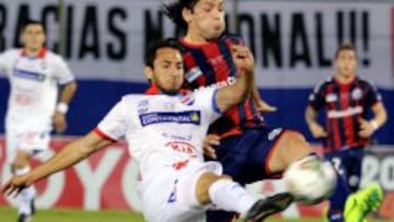 Julio Santa Cruz dispara a puerta para lograr el empate de Nacional ante San Lorenzo en el &uacute;ltimo minuto del partido.