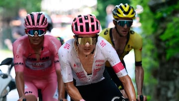 TOPSHOT - (From L) UAE Team Emirates XRG's Mexican rider Isaac Del Toro wearing the pink jersey of overall leader (Maglia Rosa), EF Education - EasyPost's Ecuadorian rider Richard Carapaz and Team Visma-Lease a Bike's British rider Simon Yates ride on the ascent of the Colle Delle Finestre during the 20th stage of the 108th Giro d'Italia cycling race 205kms from Verres to Sestriere on May 31, 2025. (Photo by Luca Bettini / AFP)