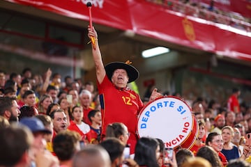 Manolo y la afici¨®n espa?ola muestran su apoyo durante el partido de clasificaci¨®n para la Eurocopa 2024 entre Espa?a y Chipre en el Estadio Nuevo Los C¨¢rmenes el 12 de septiembre de 2023 en Granada.