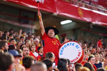 Manolo y la afición española muestran su apoyo durante el partido de clasificación para la Eurocopa 2024 entre España y Chipre en el Estadio Nuevo Los Cármenes el 12 de septiembre de 2023 en Granada. 