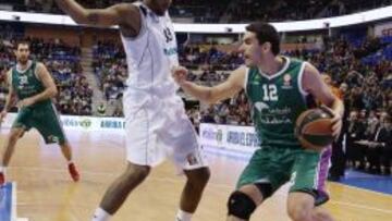 Trey Thompkins ante Carlos Suárez durante está edición de la Euroliga.