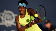 Venus Williams devuelve una bola ante Heather Watson durante su partido en el Mubadala Silicon Valley Classic que se disputa en el Spartan Tennis Complex de San Jos&eacute;, California.