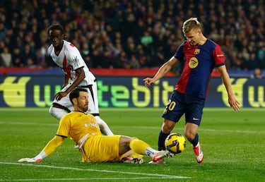 Augusto Batalla desvía el balón con la punta de su pie derecho en el mano a mano con Dani Olmo.