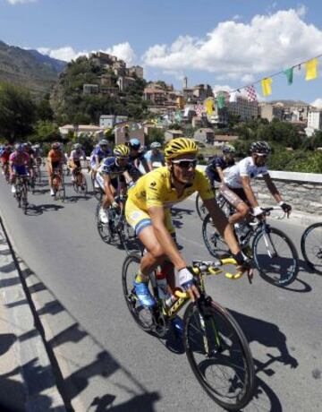 El ciclista alemán, Marcel Kittel, maillot amarillo durante la segunda etapa.
