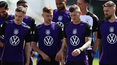 Herzogenaurach (Germany), 13/06/2024.- (L-R) Florian Wirtz, Joshua Kimmich, Toni Kroos and Robert Andrich of Germany on the way to a team photo of the German national soccer team at the training camp in Herzogenaurach, Germany, 13 June 2024. The German national soccer team is based in Herzogenaurach during the UEFA EURO 2024. (Alemania) EFE/EPA/ANNA SZILAGYI
