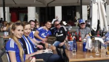 Los hinchas del equipo minero se refrescaron y disfrutaron en la Plaza Mayor de un clima más benigno que en Alemania.