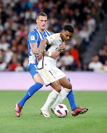 Rafa Marín cubre a Rodrygo en una acción del Real Madrid-Valladolid de la temporada pasada. 