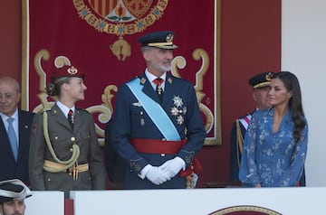 La princesa de Asturias, Leonor; el rey Felipe VI y la reina Letizia durante el desfile del 12 de octubre.